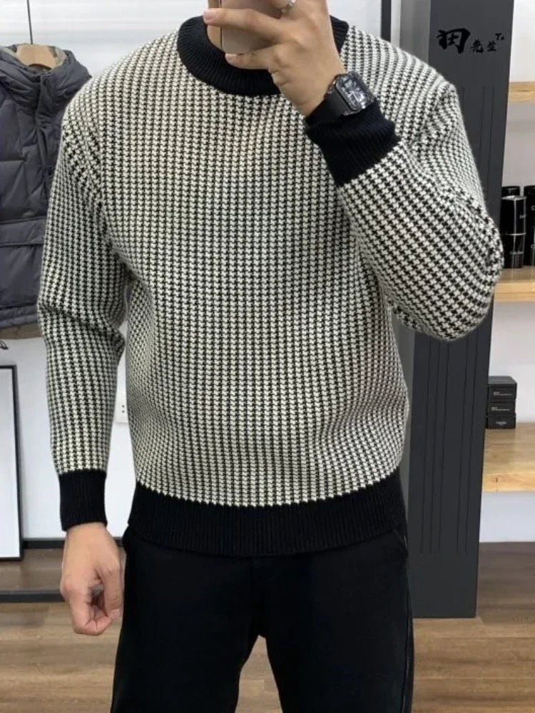 Man Round Collar Plaid Knitted Sweater