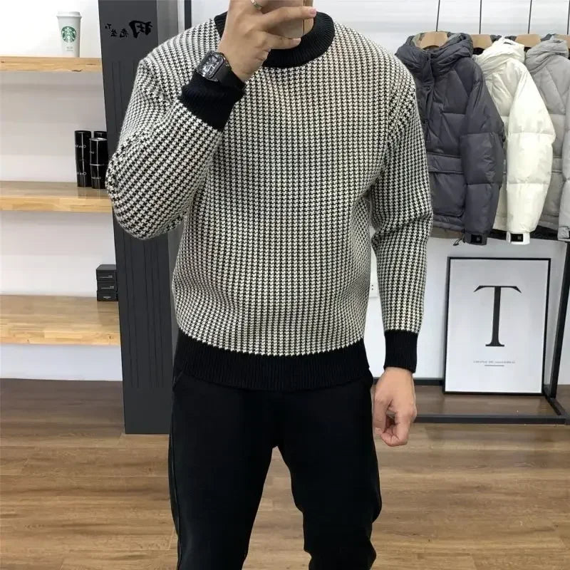 Man Round Collar Plaid Knitted Sweater